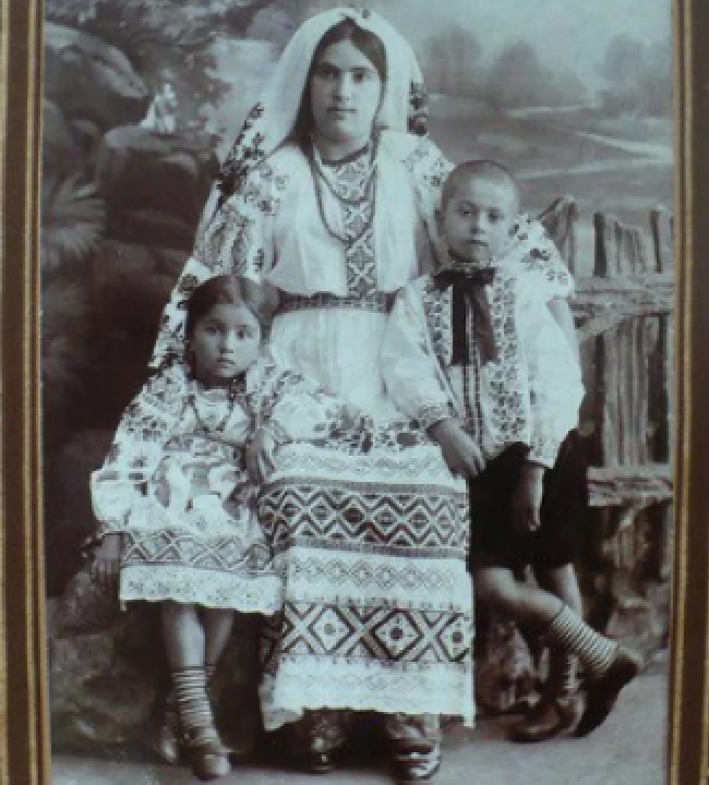 Смотрите, какие вышиванки носили на Донбассе более 100 лет назад (фото)